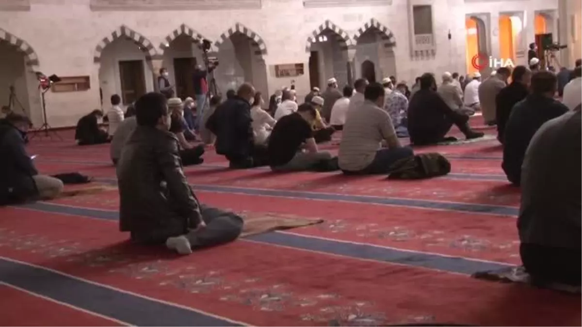 Ankara'da Kadir Gecesi sosyal mesafe ile idrak edildi