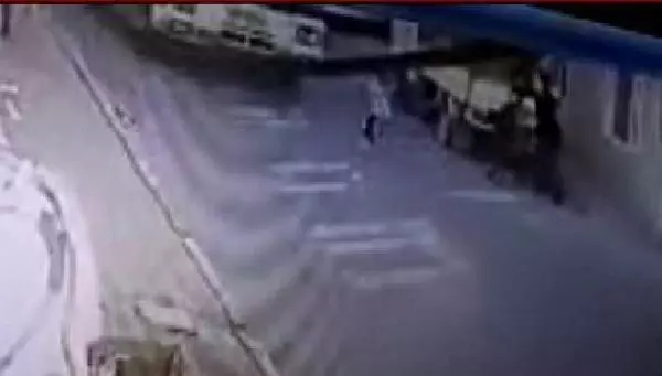 Son dakika haberleri: ANNESİNİN ELİNDEN KURTULUP YOLA FIRLAYAN ZEYNEP'E TIR ÇARPTI; KAZA KAMERADA Son dakika haberleri: ANNESİNİN ELİNDEN KURTULUP YOLA FIRLAYAN ZEYNEP'E TIR ÇARPTI; KAZA KAMERADA