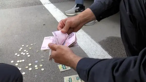 Aracının üzerine bırakılan cips kutusunu az daha çöpe atıyordu, içindeki paraları görünce ilk işi polisi aramak oldu Aracının üzerine bırakılan cips kutusunu az daha çöpe atıyordu, içindeki paraları görünce ilk işi polisi aramak oldu