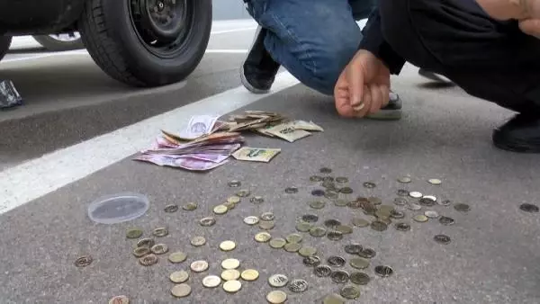 Aracının üzerine bırakılan cips kutusunu az daha çöpe atıyordu, içindeki paraları görünce ilk işi polisi aramak oldu Aracının üzerine bırakılan cips kutusunu az daha çöpe atıyordu, içindeki paraları görünce ilk işi polisi aramak oldu