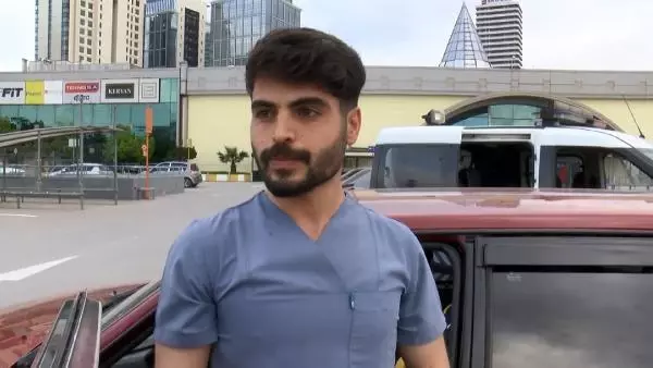 Aracının üzerine bırakılan cips kutusunu az daha çöpe atıyordu, içindeki paraları görünce ilk işi polisi aramak oldu Aracının üzerine bırakılan cips kutusunu az daha çöpe atıyordu, içindeki paraları görünce ilk işi polisi aramak oldu