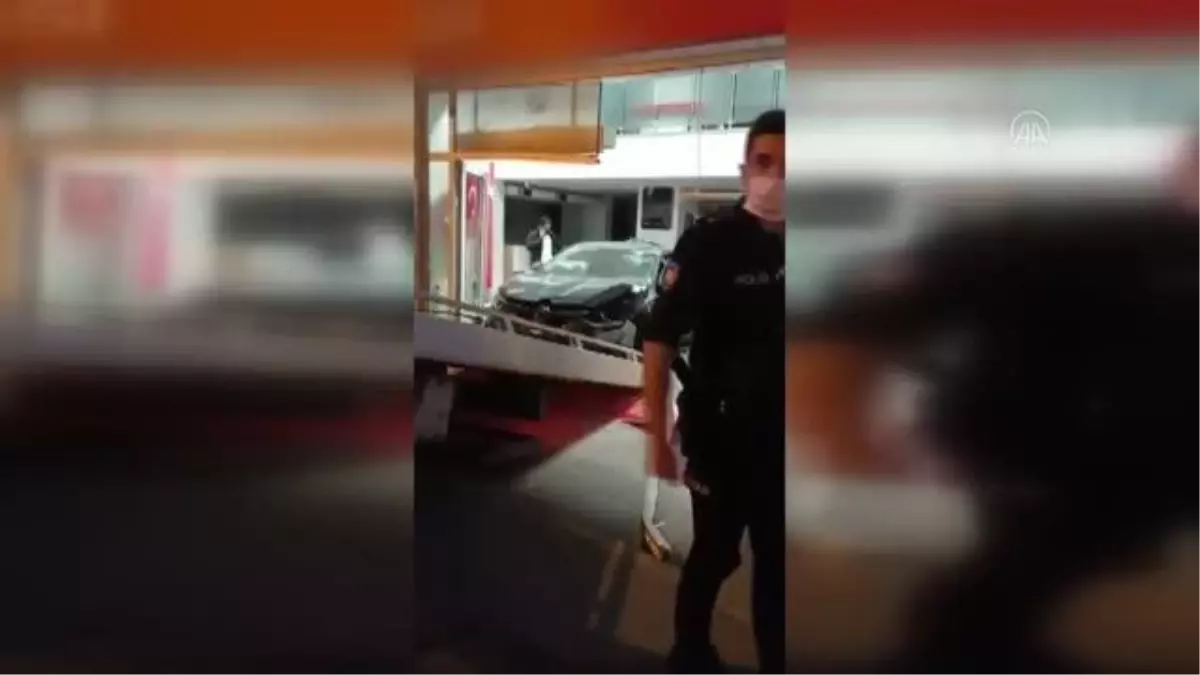 Avcılar'da seyir halindeki iki otomobilin çarpışması sonucu araçlardan biri bankaya girdi.