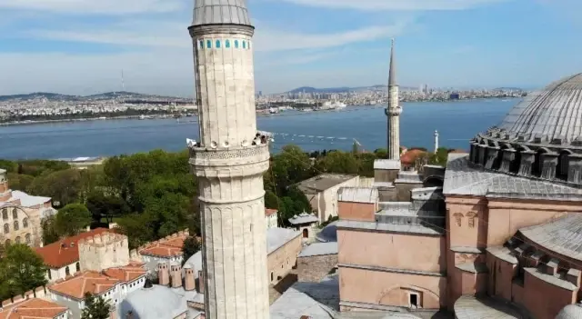 Ayasofya Camii, Kadir Gecesi'nde mahya ile buluştu Ayasofya Camii, Kadir Gecesi'nde mahya ile buluştu
