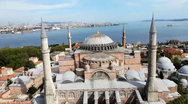 Ayasofya Camii, Kadir Gecesi'nde mahya ile buluştu Ayasofya Camii, Kadir Gecesi'nde mahya ile buluştu