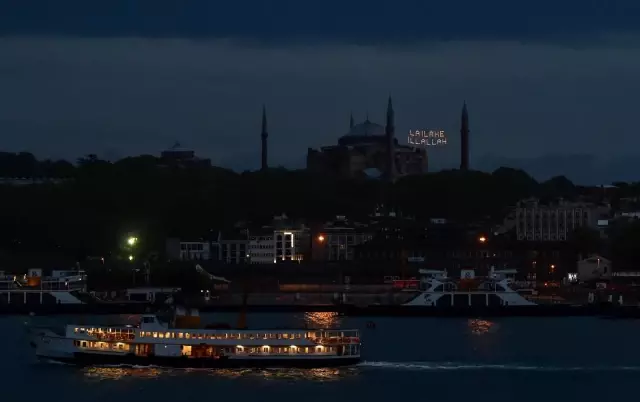 Ayasofya Camii, Kadir Gecesi'nde mahya ile buluştu Ayasofya Camii, Kadir Gecesi'nde mahya ile buluştu