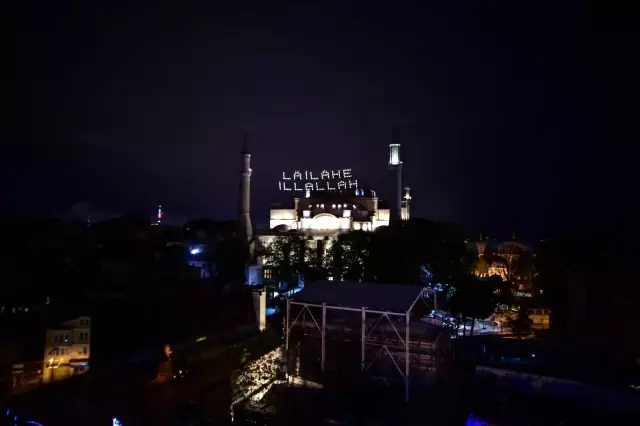 Ayasofya Camii, Kadir Gecesi'nde mahya ile buluştu Ayasofya Camii, Kadir Gecesi'nde mahya ile buluştu