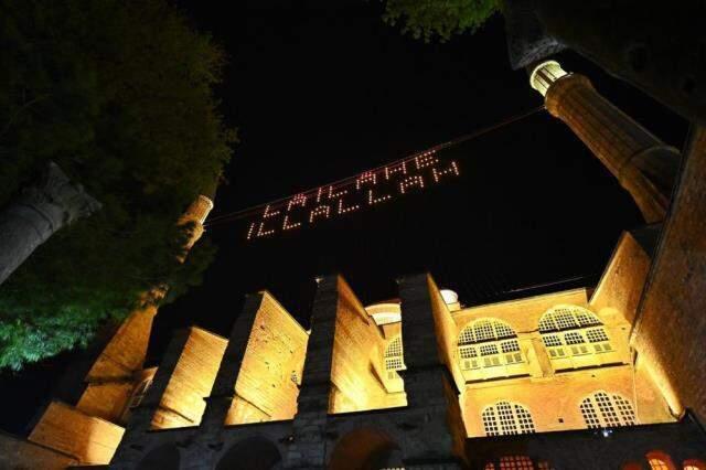 Ayasofya Camii, Kadir Gecesi'nde mahya ile buluştu Ayasofya Camii, Kadir Gecesi'nde mahya ile buluştu