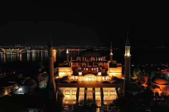 Ayasofya Camii, Kadir Gecesi'nde mahya ile buluştu Ayasofya Camii, Kadir Gecesi'nde mahya ile buluştu