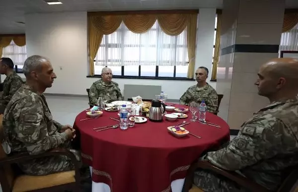 Son dakika haberi! Milli Savunma Bakanı Akar, bordo berelilerle iftar yaptı (1) Son dakika haberi! Milli Savunma Bakanı Akar, bordo berelilerle iftar yaptı (1)
