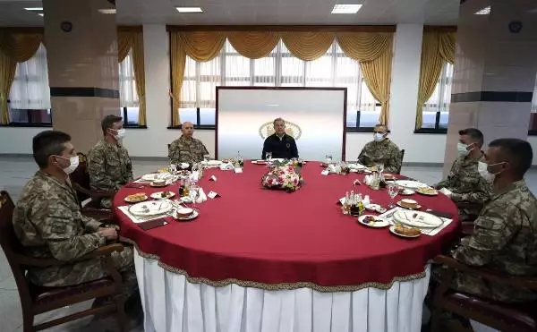 Son dakika haberi! Milli Savunma Bakanı Akar, bordo berelilerle iftar yaptı (1) Son dakika haberi! Milli Savunma Bakanı Akar, bordo berelilerle iftar yaptı (1)