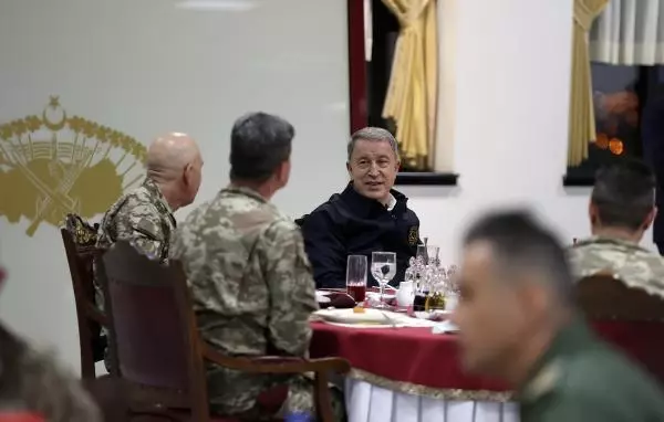 Son dakika haberi! Milli Savunma Bakanı Akar, bordo berelilerle iftar yaptı (1) Son dakika haberi! Milli Savunma Bakanı Akar, bordo berelilerle iftar yaptı (1)