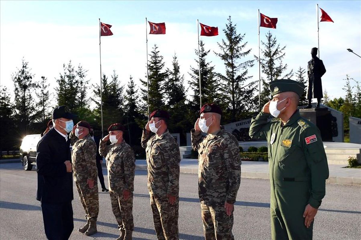Son dakika haberi! Milli Savunma Bakanı Akar, bordo berelilerle iftar yaptı (1)