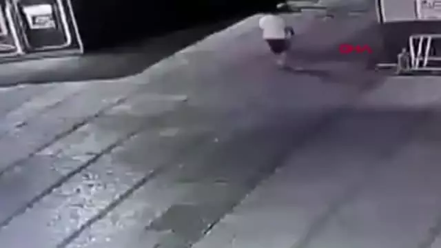 BAKIRKÖY'DE HALK EKMEK BÜFESİNİ YAKAN ŞÜPHELİ TUTUKLANDI BAKIRKÖY'DE HALK EKMEK BÜFESİNİ YAKAN ŞÜPHELİ TUTUKLANDI