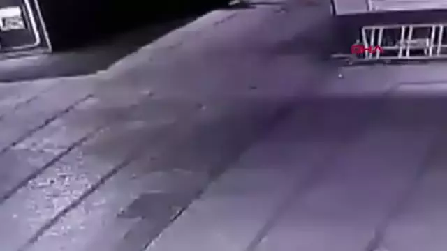 Son dakika haber... BAKIRKÖY'DE HALK EKMEK BÜFESİNİ YAKAN ŞÜPHELİ KAMERADA Son dakika haber... BAKIRKÖY'DE HALK EKMEK BÜFESİNİ YAKAN ŞÜPHELİ KAMERADA