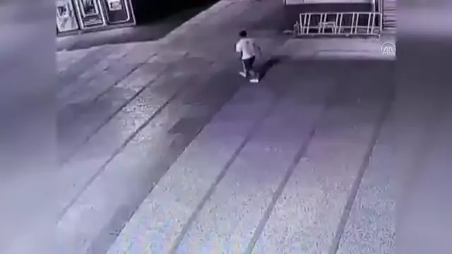 Bakırköy'de halk ekmek büfesini yaktığı iddiasıyla yakalanan şüpheli tutuklandı Bakırköy'de halk ekmek büfesini yaktığı iddiasıyla yakalanan şüpheli tutuklandı