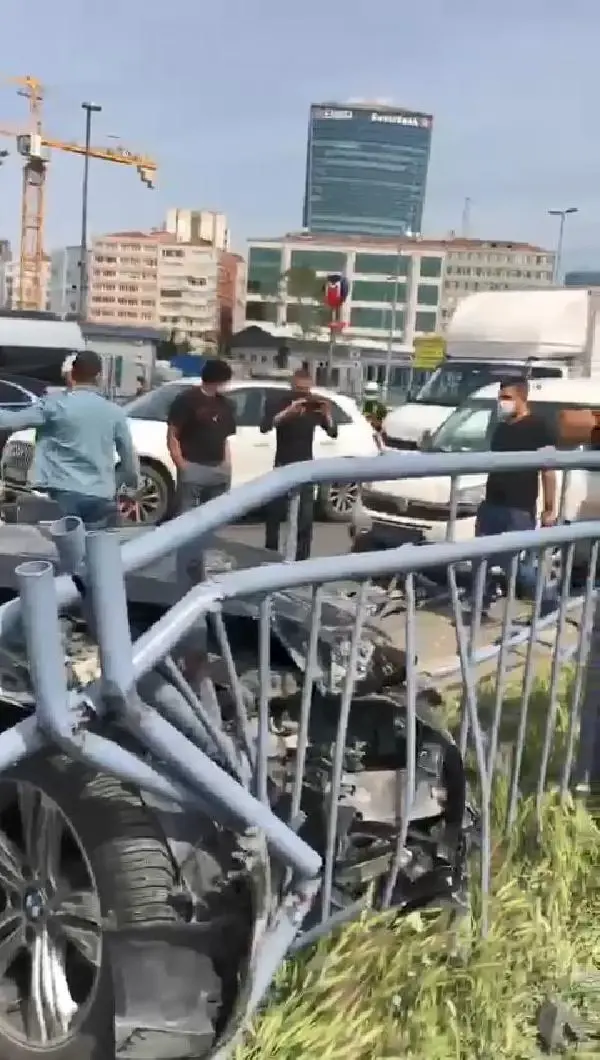 Beşiktaş'ta makas atan sürücü, ortalığı birbirine kattı! 4 kişi yaralandı, 11 araç hasar gördü Beşiktaş'ta makas atan sürücü, ortalığı birbirine kattı! 4 kişi yaralandı, 11 araç hasar gördü