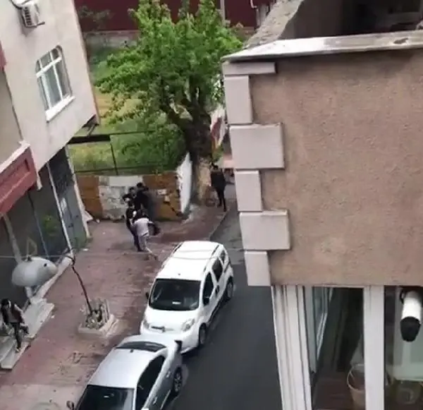 Son dakika haberleri: BEYOĞLU'NDA SOKAK ORTASINDA SİLAHLI KAVGA KAMERADA Son dakika haberleri: BEYOĞLU'NDA SOKAK ORTASINDA SİLAHLI KAVGA KAMERADA