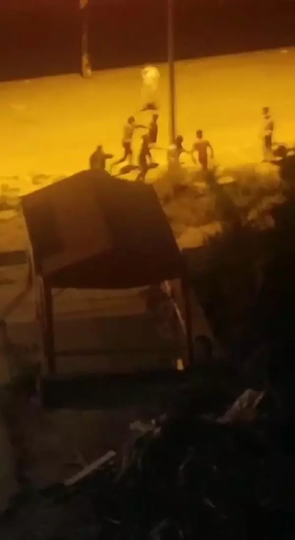 Bir grup genç sokak ortasında kavgaya tutuştu, görüntüleyen kişinin sözleri şaşkınlık yarattı Bir grup genç sokak ortasında kavgaya tutuştu, görüntüleyen kişinin sözleri şaşkınlık yarattı