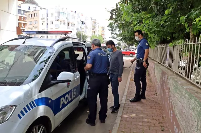 Boya kovasına ellerini batırıp caminin duvarlarını el izleriyle doldurdu Boya kovasına ellerini batırıp caminin duvarlarını el izleriyle doldurdu