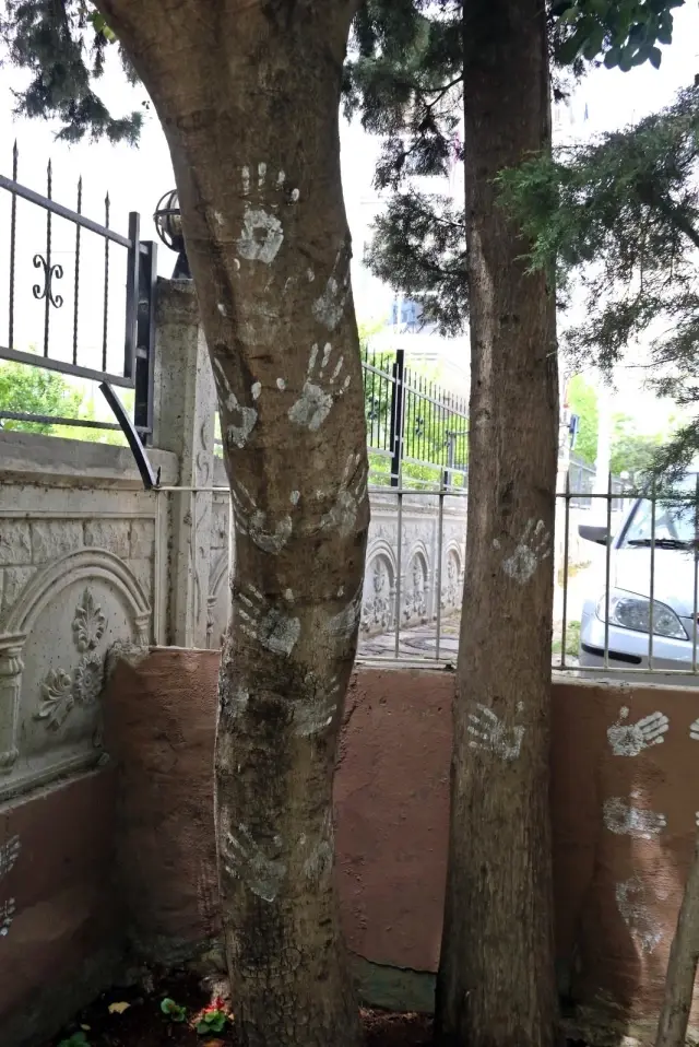 Boya kovasına ellerini batırıp caminin duvarlarını el izleriyle doldurdu Boya kovasına ellerini batırıp caminin duvarlarını el izleriyle doldurdu