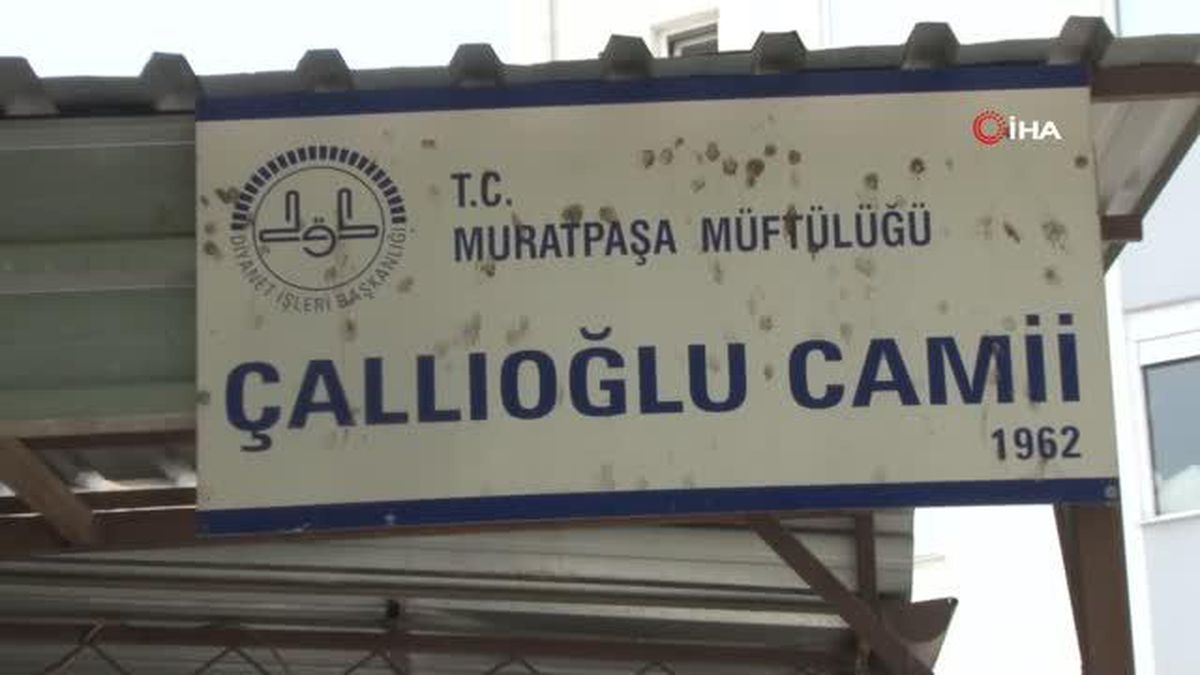 Boya kovasına ellerini batırıp caminin duvarlarını el izleriyle doldurdu