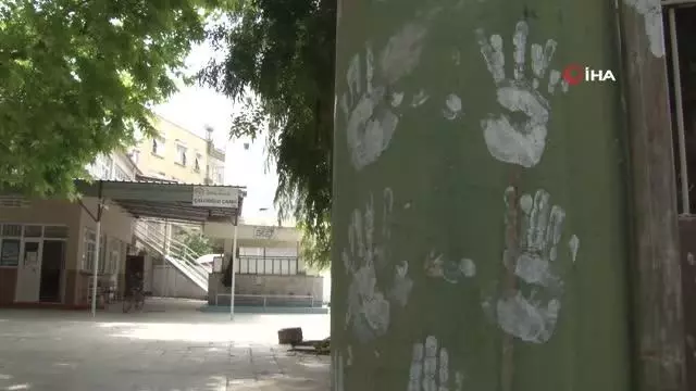Boya kovasına ellerini batırıp caminin duvarlarını el izleriyle doldurdu Boya kovasına ellerini batırıp caminin duvarlarını el izleriyle doldurdu