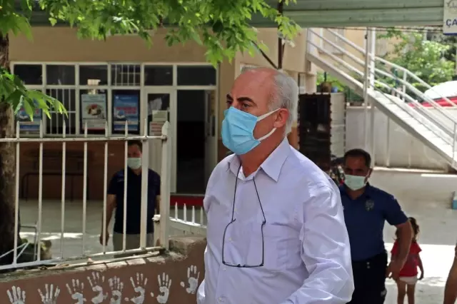 Boya kovasına ellerini batırıp caminin duvarlarını el izleriyle doldurdu Boya kovasına ellerini batırıp caminin duvarlarını el izleriyle doldurdu