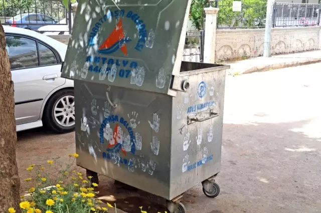 Boya kovasına ellerini batırıp caminin duvarlarını el izleriyle doldurdu Boya kovasına ellerini batırıp caminin duvarlarını el izleriyle doldurdu