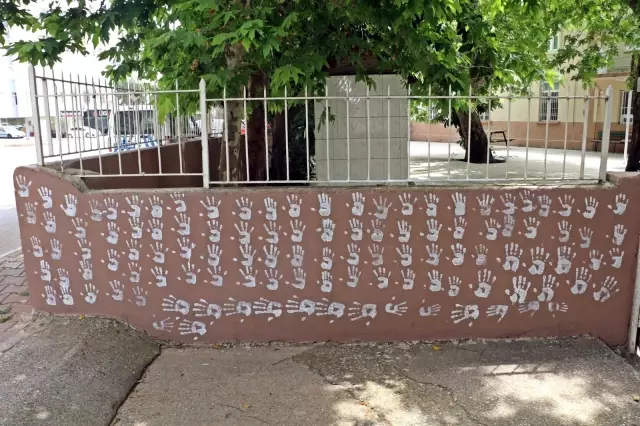 Boya kovasına ellerini batırıp caminin duvarlarını el izleriyle doldurdu Boya kovasına ellerini batırıp caminin duvarlarını el izleriyle doldurdu