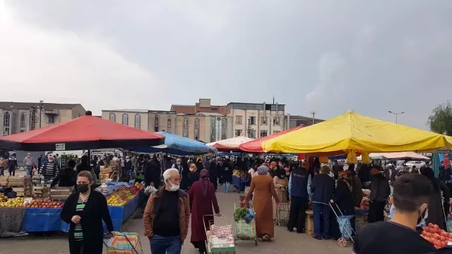 Bursa'da pazar yerlerine vatandaşlardan yoğun ilgi Bursa'da pazar yerlerine vatandaşlardan yoğun ilgi