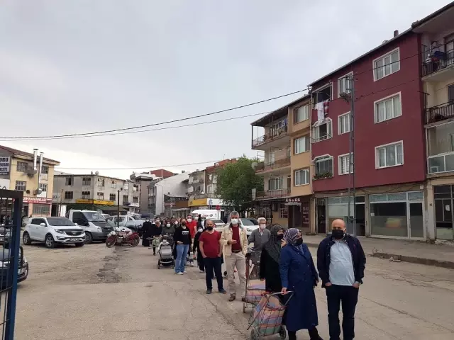 Bursa'da pazar yerlerine vatandaşlardan yoğun ilgi Bursa'da pazar yerlerine vatandaşlardan yoğun ilgi