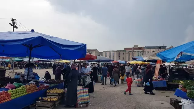 Bursa'da pazar yerlerine vatandaşlardan yoğun ilgi Bursa'da pazar yerlerine vatandaşlardan yoğun ilgi