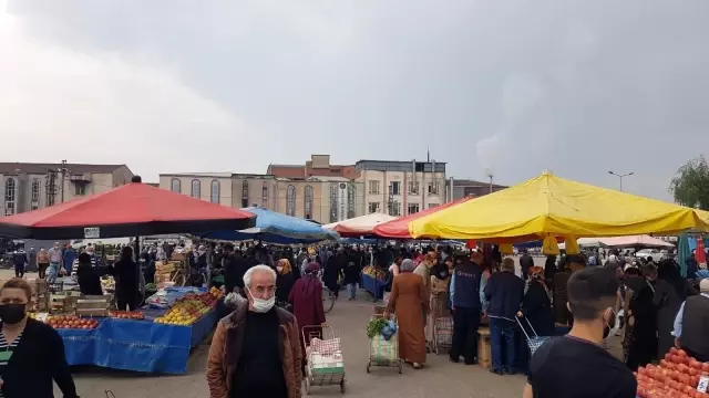 Bursa'da pazar yerlerine vatandaşlardan yoğun ilgi Bursa'da pazar yerlerine vatandaşlardan yoğun ilgi