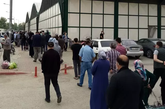 Bursa'da pazar yerlerine vatandaşlardan yoğun ilgi Bursa'da pazar yerlerine vatandaşlardan yoğun ilgi