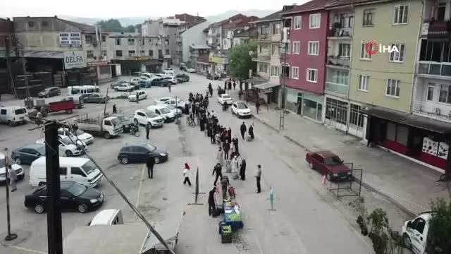 Bursa'da pazar yerlerine vatandaşlardan yoğun ilgi Bursa'da pazar yerlerine vatandaşlardan yoğun ilgi