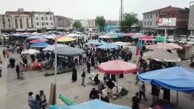 Bursa'da pazar yerlerine vatandaşlardan yoğun ilgi Bursa'da pazar yerlerine vatandaşlardan yoğun ilgi