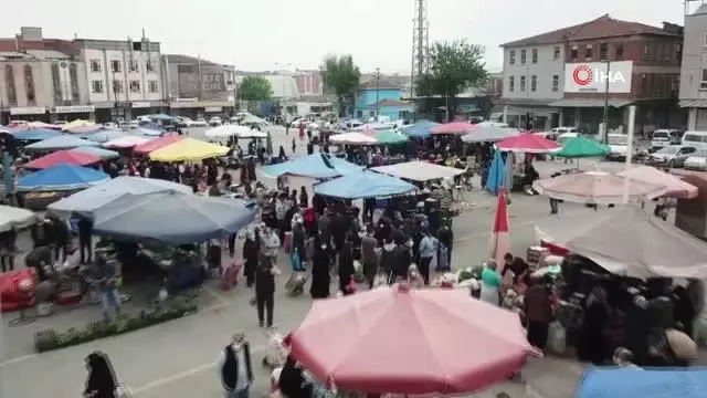 Bursa'da pazar yerlerine vatandaşlardan yoğun ilgi Bursa'da pazar yerlerine vatandaşlardan yoğun ilgi