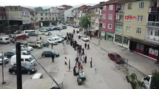 Pazar yerlerinde yoğunluk yaşandı, girişlerde kuyruklar oluştu Pazar yerlerinde yoğunluk yaşandı, girişlerde kuyruklar oluştu