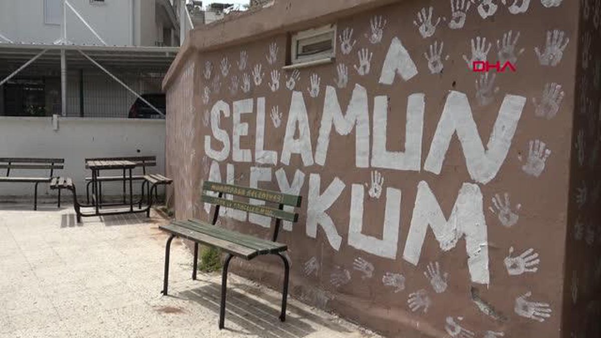 CAMİNİN BAHÇE DUVARINI AVUÇ İÇİYLE BOYADI, GÖZALTINA ALINDI