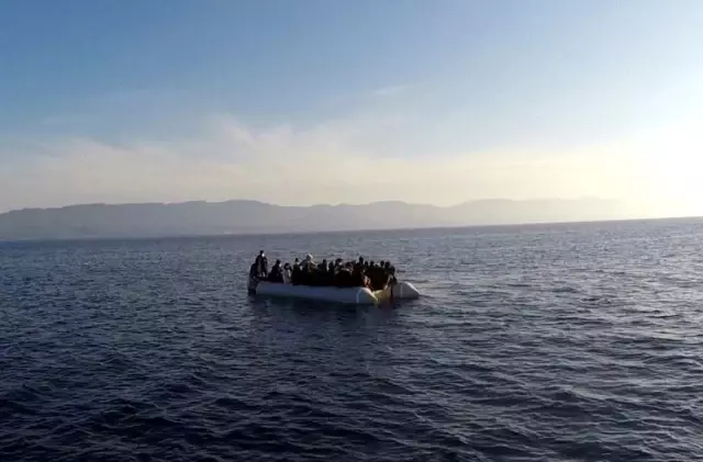 Çanakkale açıklarında 53 düzensiz göçmen kurtarıldı Çanakkale açıklarında 53 düzensiz göçmen kurtarıldı