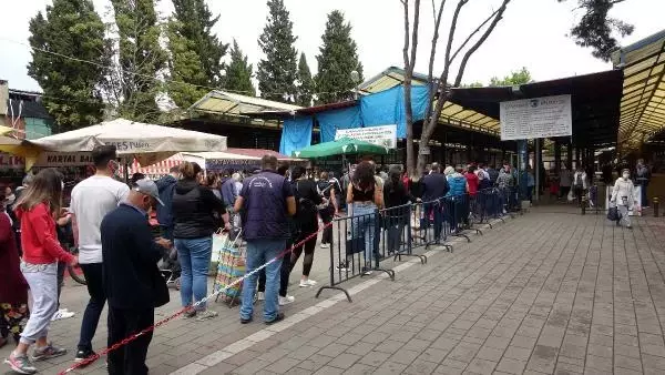 ÇANAKKALE'DE PAZAR YERİNDE TEDİRGİN EDEN GÖRÜNTÜ ÇANAKKALE'DE PAZAR YERİNDE TEDİRGİN EDEN GÖRÜNTÜ