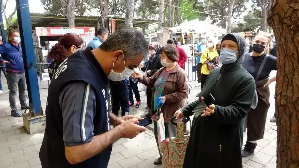 ÇANAKKALE'DE PAZAR YERİNDE TEDİRGİN EDEN GÖRÜNTÜ ÇANAKKALE'DE PAZAR YERİNDE TEDİRGİN EDEN GÖRÜNTÜ