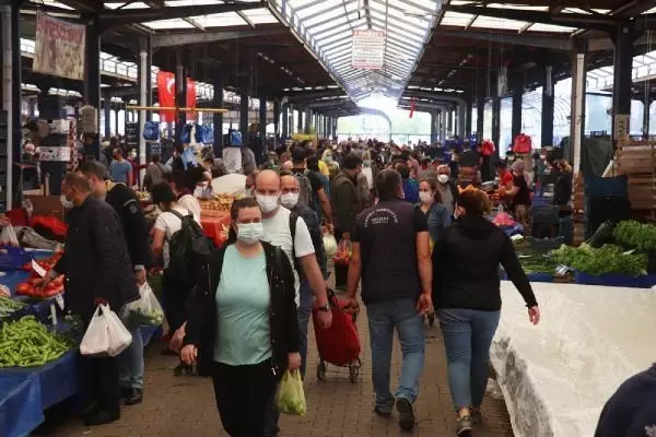 ÇANAKKALE'DE PAZAR YERİNDE TEDİRGİN EDEN GÖRÜNTÜ ÇANAKKALE'DE PAZAR YERİNDE TEDİRGİN EDEN GÖRÜNTÜ