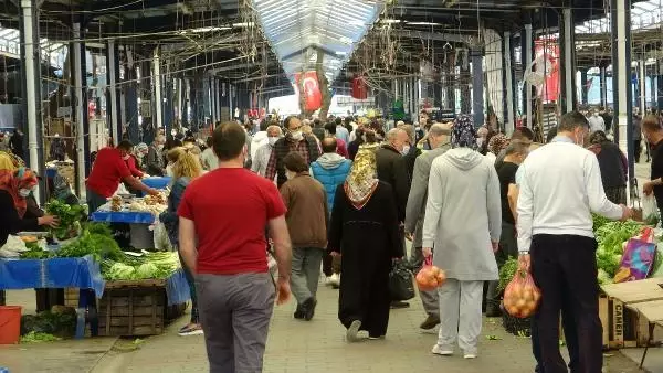 ÇANAKKALE'DE PAZAR YERİNDE TEDİRGİN EDEN GÖRÜNTÜ ÇANAKKALE'DE PAZAR YERİNDE TEDİRGİN EDEN GÖRÜNTÜ