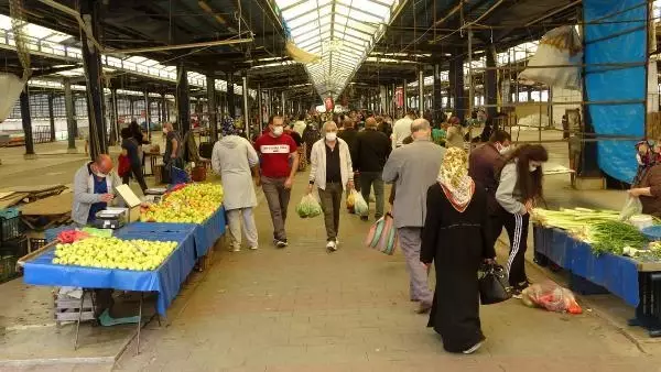 ÇANAKKALE'DE PAZAR YERİNDE TEDİRGİN EDEN GÖRÜNTÜ ÇANAKKALE'DE PAZAR YERİNDE TEDİRGİN EDEN GÖRÜNTÜ