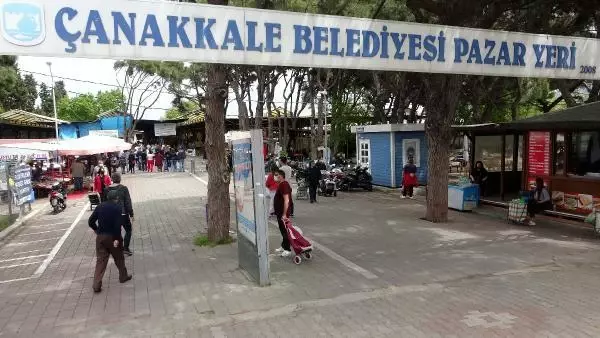 ÇANAKKALE'DE PAZAR YERİNDE TEDİRGİN EDEN GÖRÜNTÜ ÇANAKKALE'DE PAZAR YERİNDE TEDİRGİN EDEN GÖRÜNTÜ