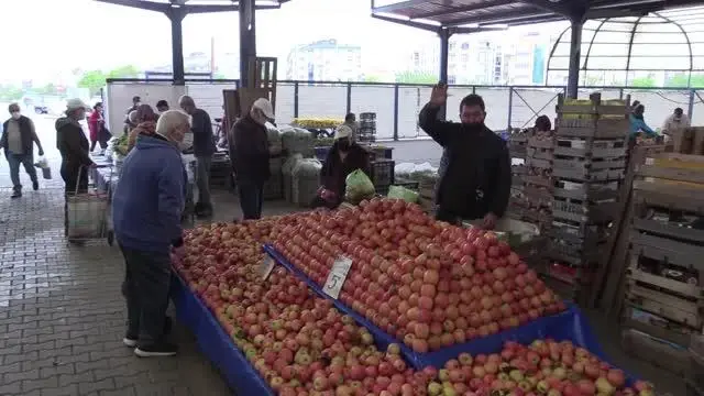 ÇANAKKALE - Halk pazarları Kovid-19 tedbirlerine uyularak açıldı ÇANAKKALE - Halk pazarları Kovid-19 tedbirlerine uyularak açıldı