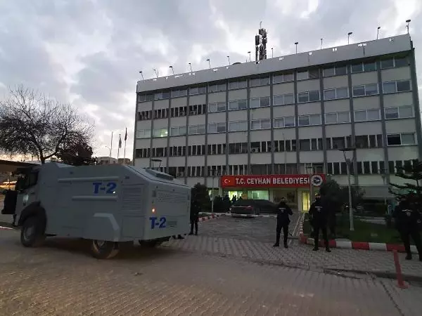 Ceyhan'da 'rüşvet' ve 'irtikap' iddiasıyla yargılanan eski belediye başkanına ev hapsi cezası Ceyhan'da 'rüşvet' ve 'irtikap' iddiasıyla yargılanan eski belediye başkanına ev hapsi cezası
