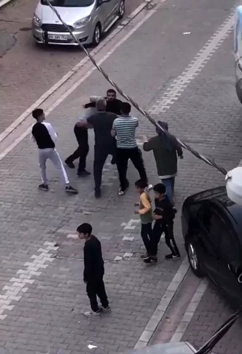 Çıkan kavgada çocuğu ile ağabeyini tekme tokat dövdüler: O anlar kameraya böyle yansıdı Çıkan kavgada çocuğu ile ağabeyini tekme tokat dövdüler: O anlar kameraya böyle yansıdı