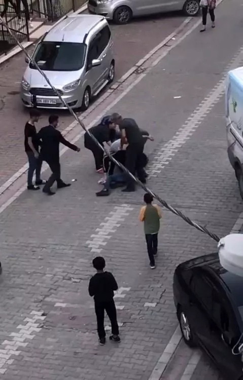 Çıkan kavgada çocuğu ile ağabeyini tekme tokat dövdüler: O anlar kameraya böyle yansıdı Çıkan kavgada çocuğu ile ağabeyini tekme tokat dövdüler: O anlar kameraya böyle yansıdı